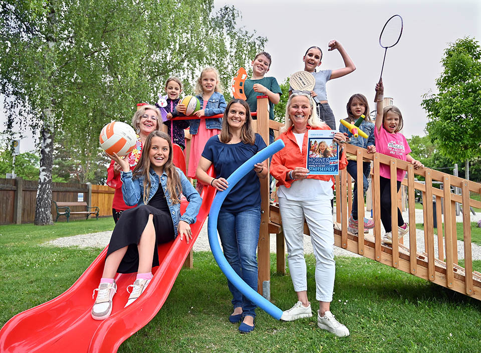 Sabine Englmaier, Valerie Harringer, Evelyn Schmidt und Maria van Dyck (vorne v. l.) sowie Theodora Englmaier, Felicia Harringer, Elias Rockenbauer, Ajla Lentschig, Lejla Lentschig, Miriam Rockenbauer (hinten v. l.) Foto: Gabriele Hohenegger